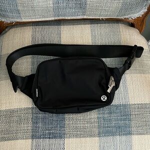 Lululemon Black 2 L Belt Bag